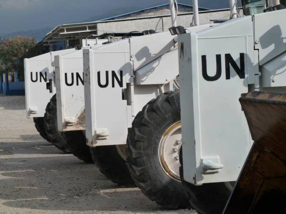 Veículos do batalhão de engenharia do Brasil, na base da ONU em Port-au-Prince, no Haiti